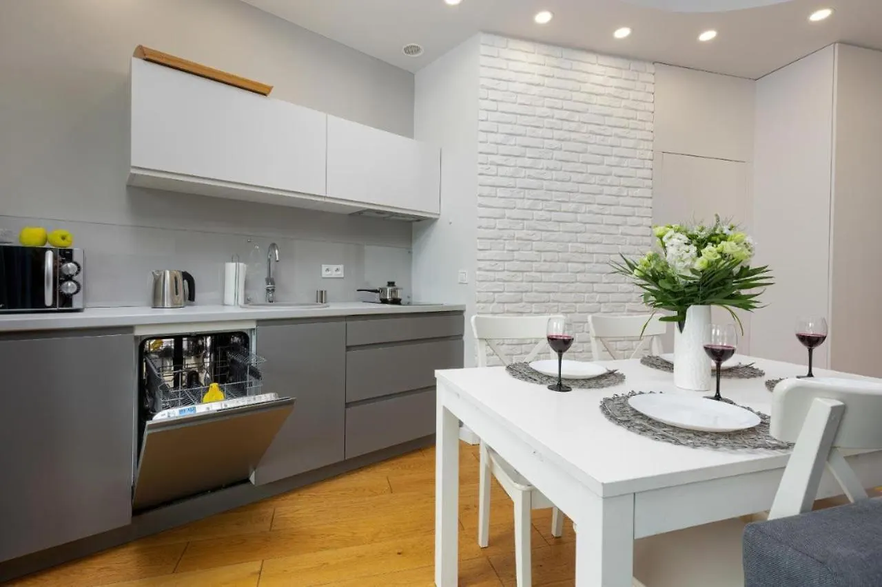 Modern Apartment With Pool Near Golden Terraces Warszawa Polen
