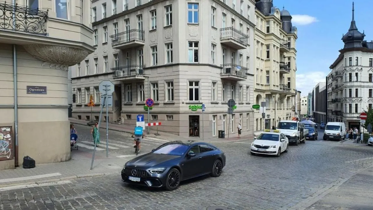 Modern Apartment With Pool Near Golden Terraces Warszawa